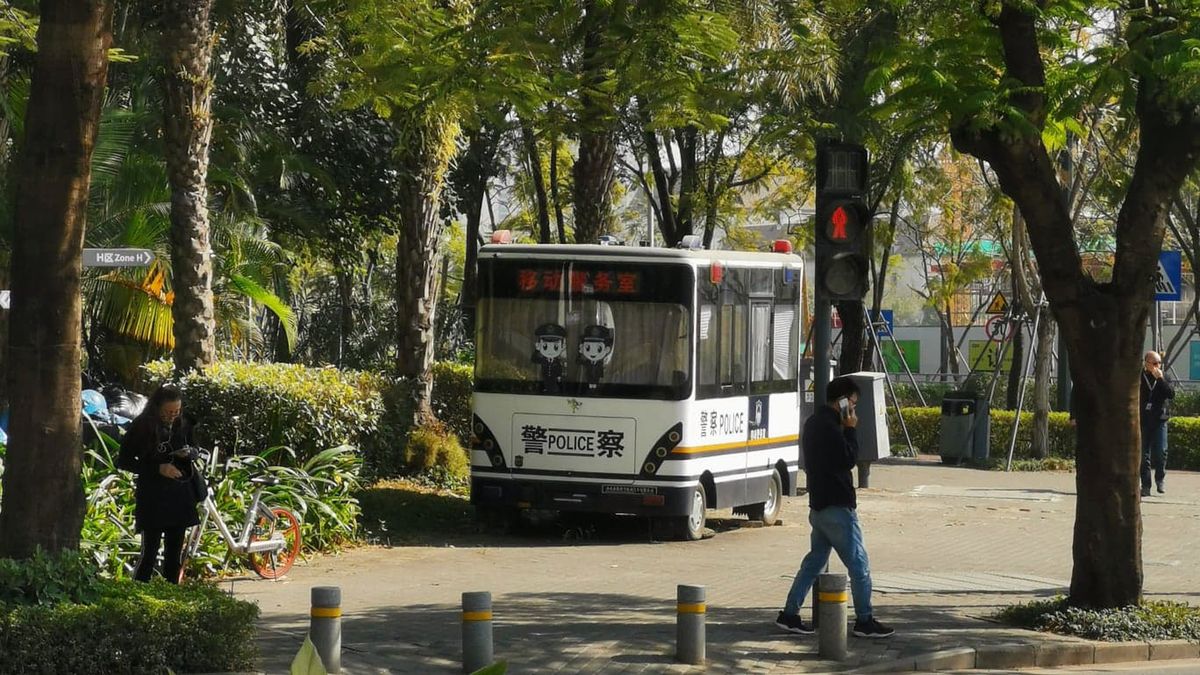 Mobilne posterunki to typowy widok w Shenzen. Są w wielu miejscach 
