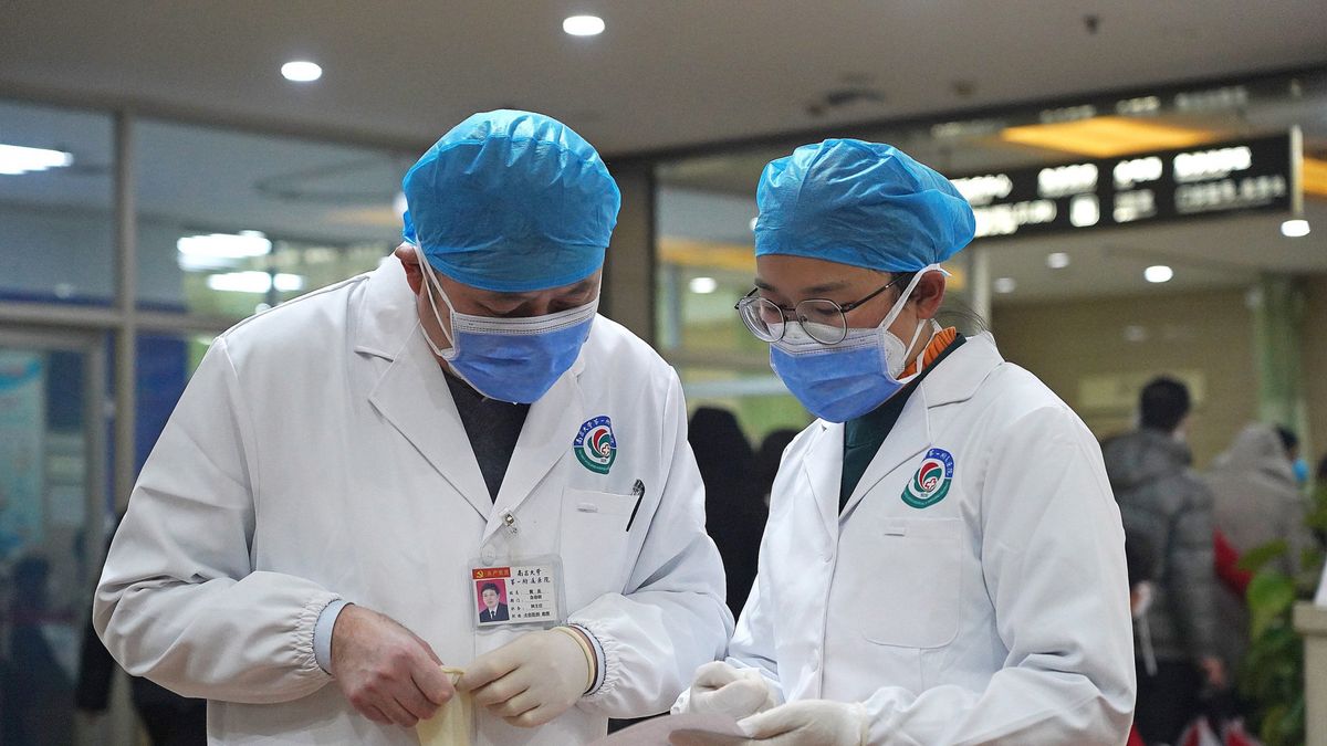 Zdolność koronawirusa do przenoszenia się jest coraz silniejsza, a liczba infekcji wywołanych nowym wirusem może nadal rosnąć.