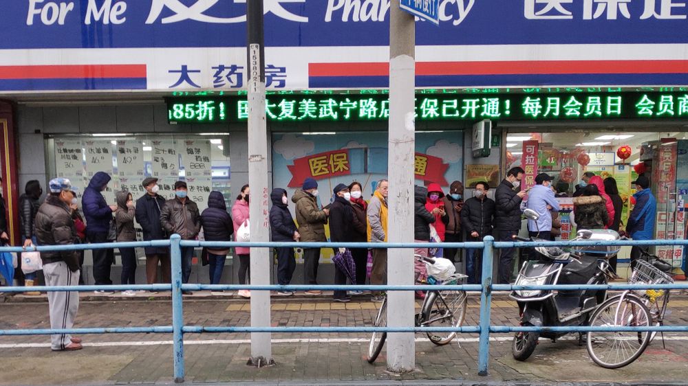Jedna z aptek w Szanghaju. By dostać leki trzeba czekać kilka godzin.