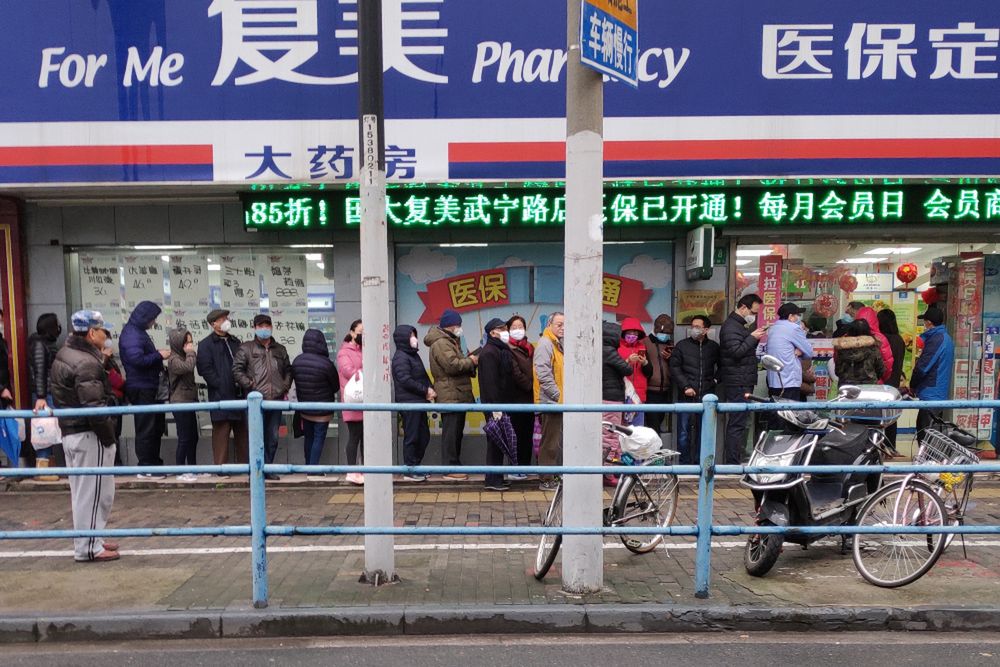 Koronawirus w praktyce? Polak opowiada. Kolejki w aptekach, reglamentowane leki, puste ulice