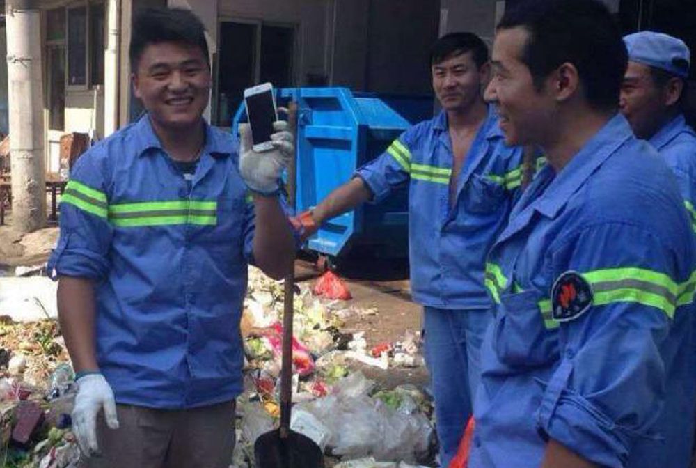 Przetrząsali śmieci 3 godziny. Ale odnaleźli zgubę!