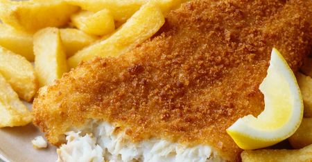 Fish & chips z dogrywki "MasterChefa". Jak zrobić idealną rybę w cieście i chrupiące frytki