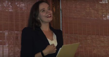Klaudia Jachira podczas nowego występu: "w imię ojca i syna, i brata bliźniaka"