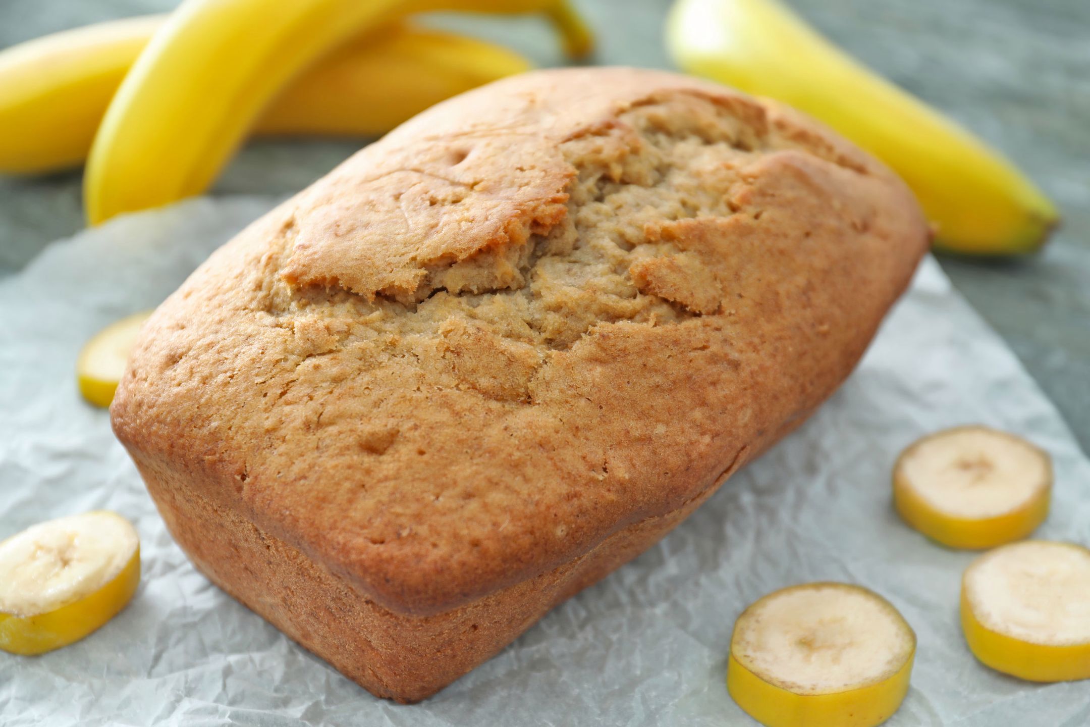 Chlebek bananowy najlepiej smakuje z masłem orzechowym