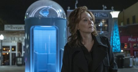 "Watchmen": co się stało z Laurie Blake i skąd się wzięła ta niebieska zabawka? Jean Smart komentuje