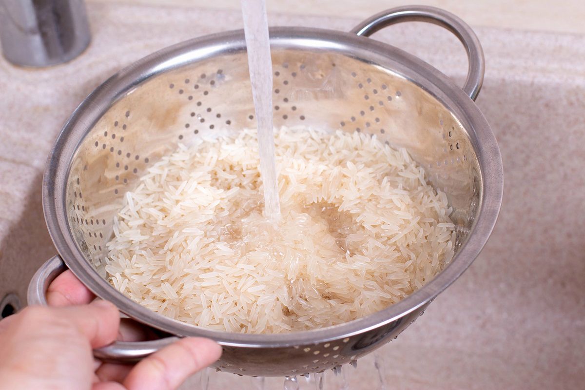 Woda ryżowa to cenny surowiec. Przydaje się m.in. do prania. Fot Freepik