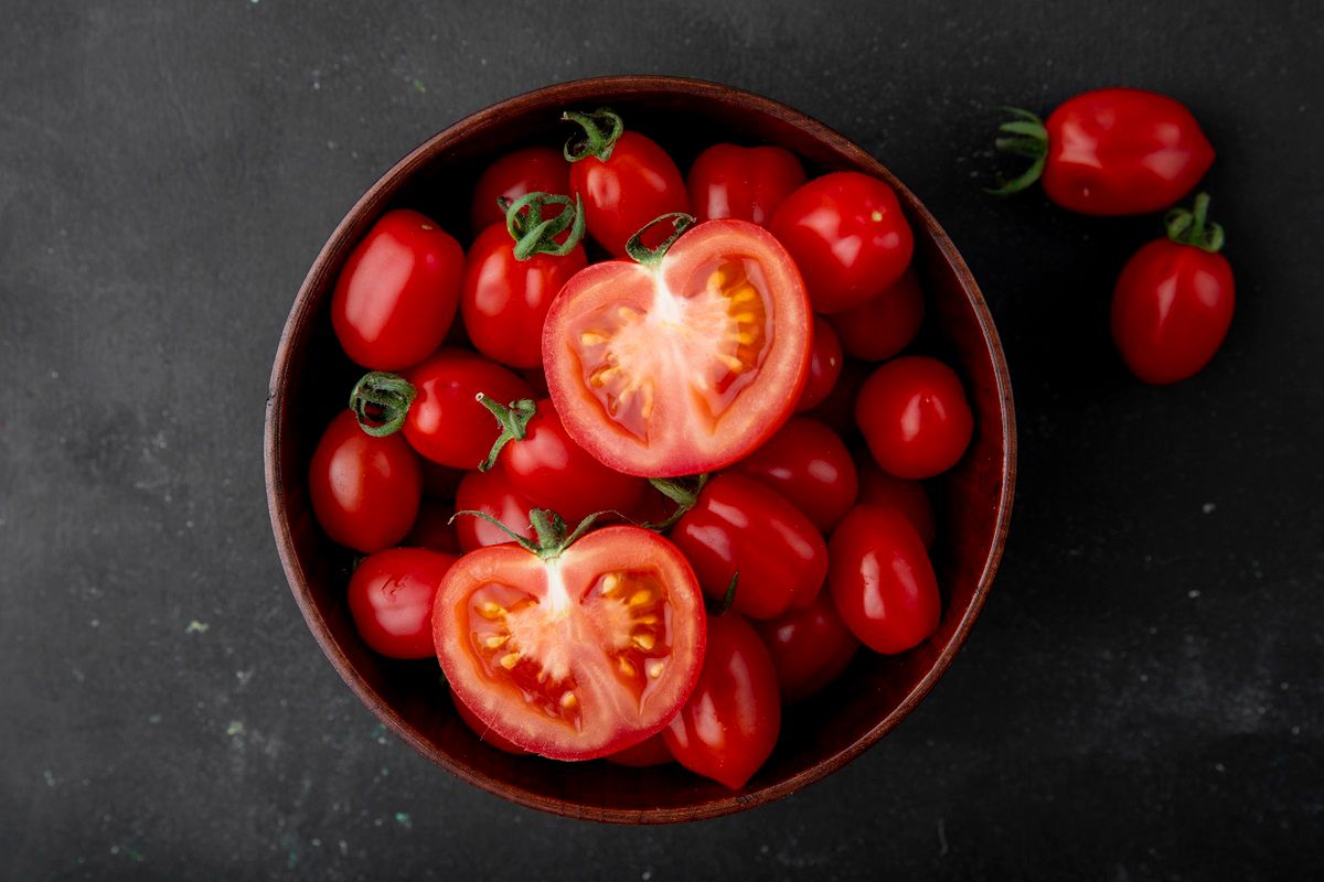 Zbieranie nasion pomidorów to pierwszy krok do przyszłorocznej uprawy. Fot. Freepik