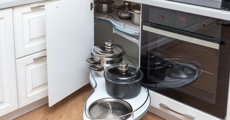 Garnki, patelnie i brytfanny – wszystko na swoim miejscu. Nawet w małej kuchni