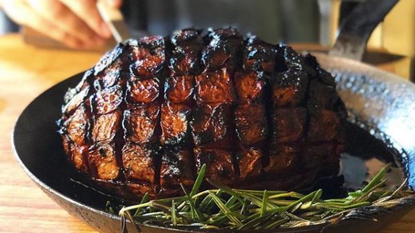 Restauracja w Nowym Jorku wpadła na pomysł przyrządzenia arbuza jako pieczeni