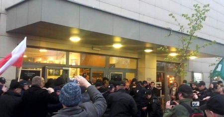 Przepychanki przy Teatrze Powszechnym. Narodowcy wrzucili do środka race i blokowali wejście