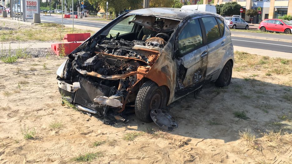 Spalony wrak wzbudził spore zainteresowanie okolicznych mieszkańców