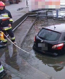 Ten kierowca może mówić o wielkim pechu. Auto w wodzie, a on z mandatem