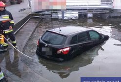 Ten kierowca może mówić o wielkim pechu. Auto w wodzie, a on z mandatem