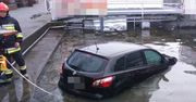 Ten kierowca może mówić o wielkim pechu. Auto w wodzie, a on z mandatem