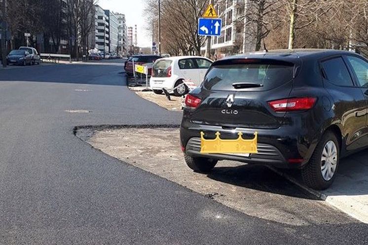 "Nie można było odholować?". Remont ulicy na Woli zaskoczył kierowców