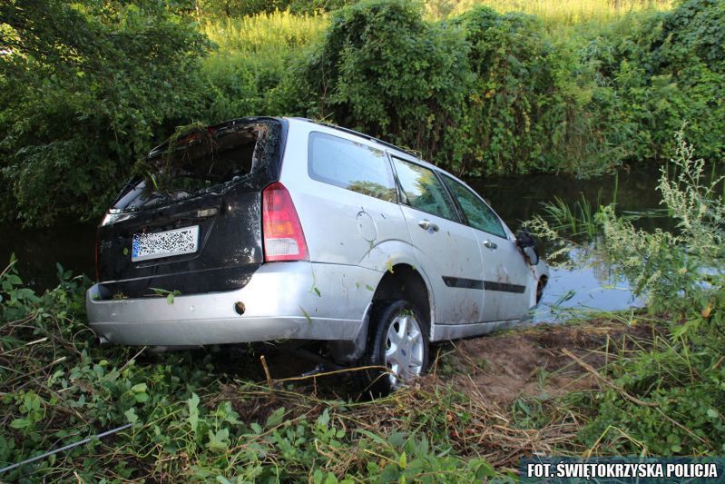 Jechał na podwójnym gazie. Dachował w rzece