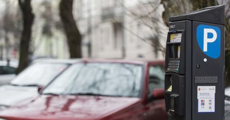 Nawet 7 zł za godzinę parkowania. Polacy oburzeni zmianami opłat parkingowych [BADANIE]