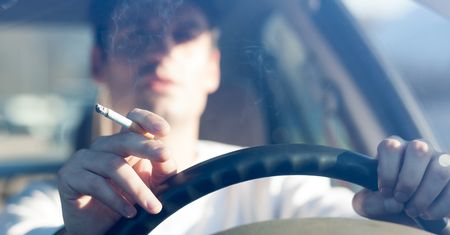 Austria wprowadza częściowy zakaz palenia w samochodach. Polacy przytakują