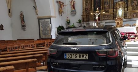 Wjechał samochodem do kościoła. Krzyczał, że jest opętany