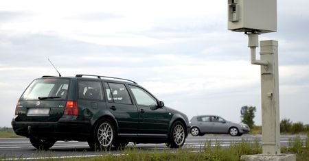 Oszuści mają nową metodą. Wysyłają podrobione mandaty z niemieckich fotoradarów
