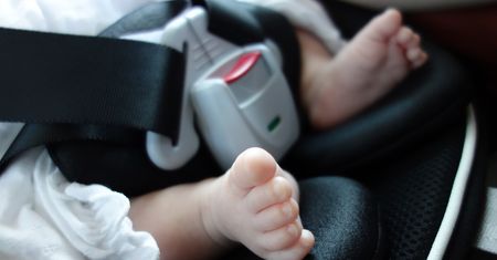 Włoch zostawił córkę na 8 godzin w aucie. Dziecko zmarło