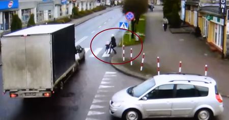 Wypadek na pasach. Błyskawiczna reakcja matki