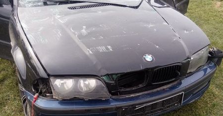 BMW staranowało ogrodzenie i wjechało na boisko. 12-latek za kierownicą