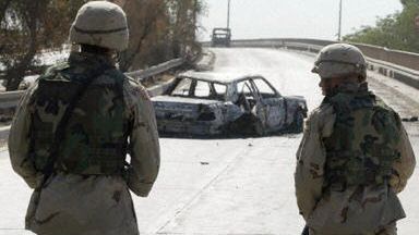 Wrak zniszczonego wybuchem samochodu