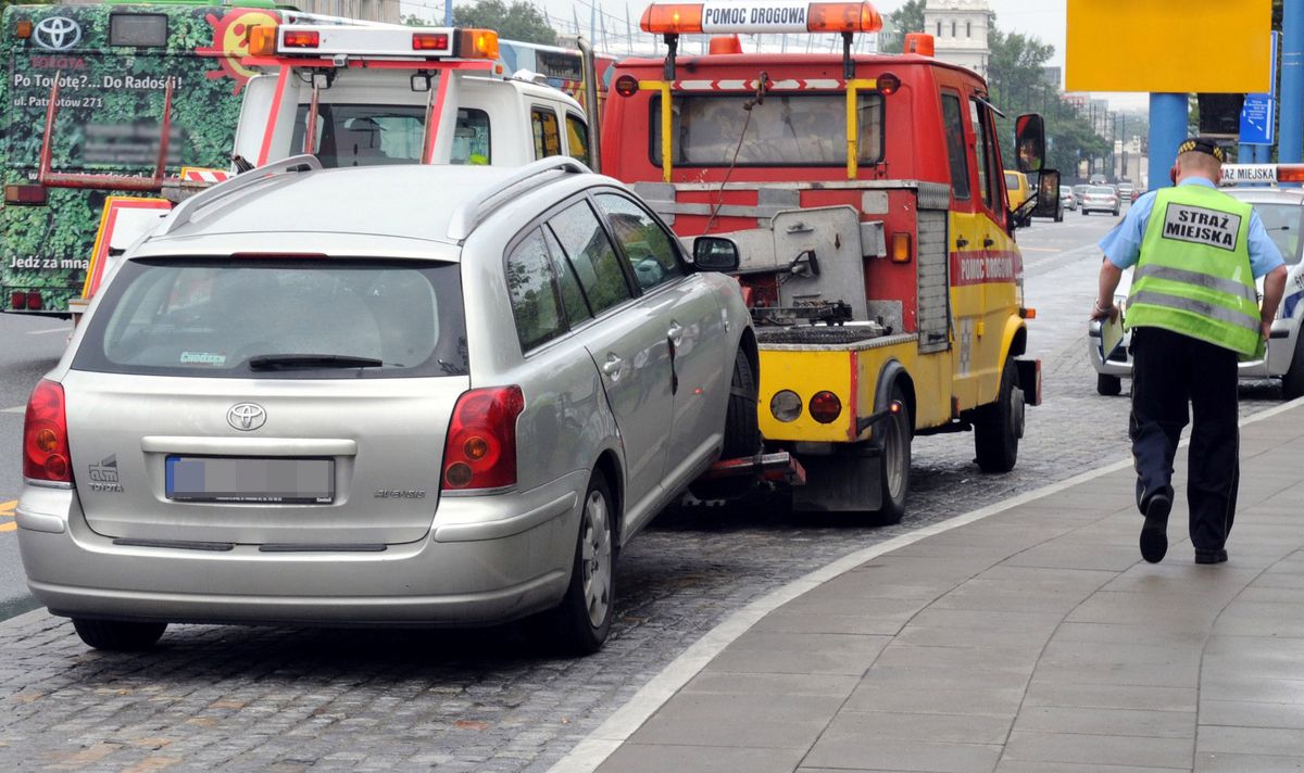 Poznań: Ponad 30 aut odholowanych z powodu proceji Bożego Ciała