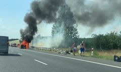 Pożar samochodu na A2. Gęsty dym nad autostradą