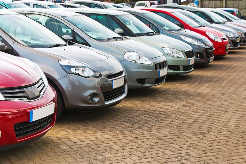 Polacy spieszą się z zakupem samochodów. By zarejestrować je przed zaostrzeniem przepisów.