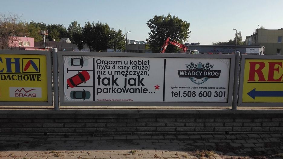 Reklama szkoły jazdy oburzyła kobiety.
