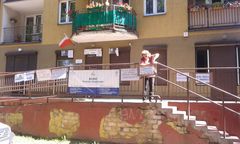 Dziewuchy kontra policja. Sąd o plakatach na biurze PiS