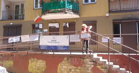 Dziewuchy kontra policja. Sąd o plakatach na biurze PiS