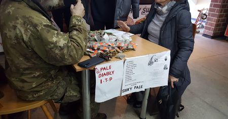 Jajko przepędzi demona, witamina C raka. Tak leczą znachorzy w Polsce
