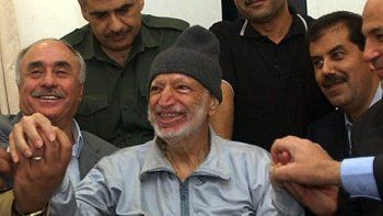 Jaser Arafat w otoczeniu swoich lekarzy