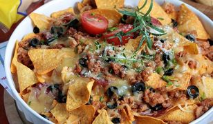 Nachosy z chili con carne i sosem serowym. Idealna przekąska na wieczór