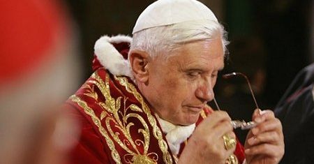 Benedykt XVI: świat i Kościół potrzebują świętych kapłanów