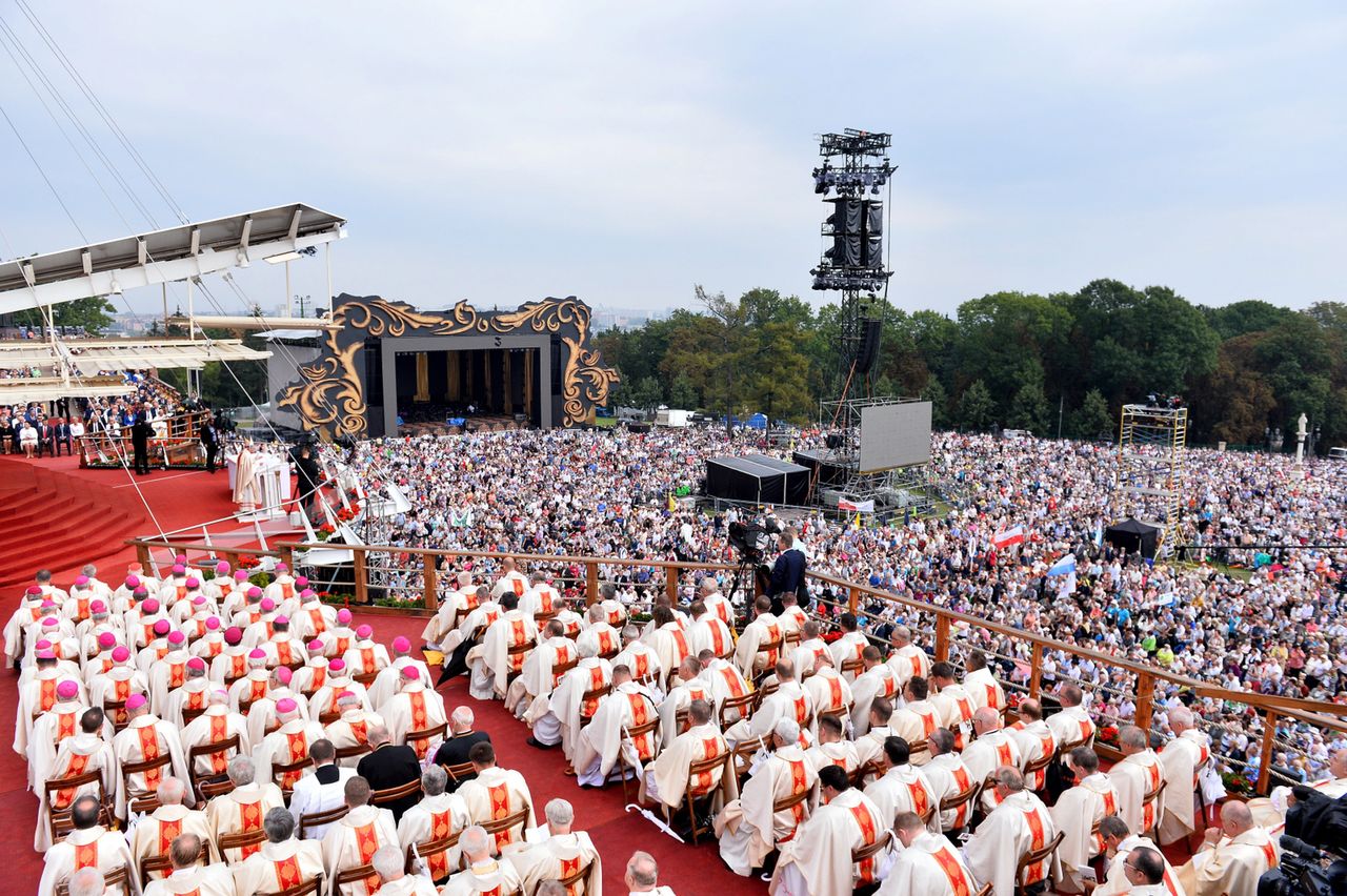Rośnie liczba wiernych Kościoła katolickiego. Spada liczba powołań