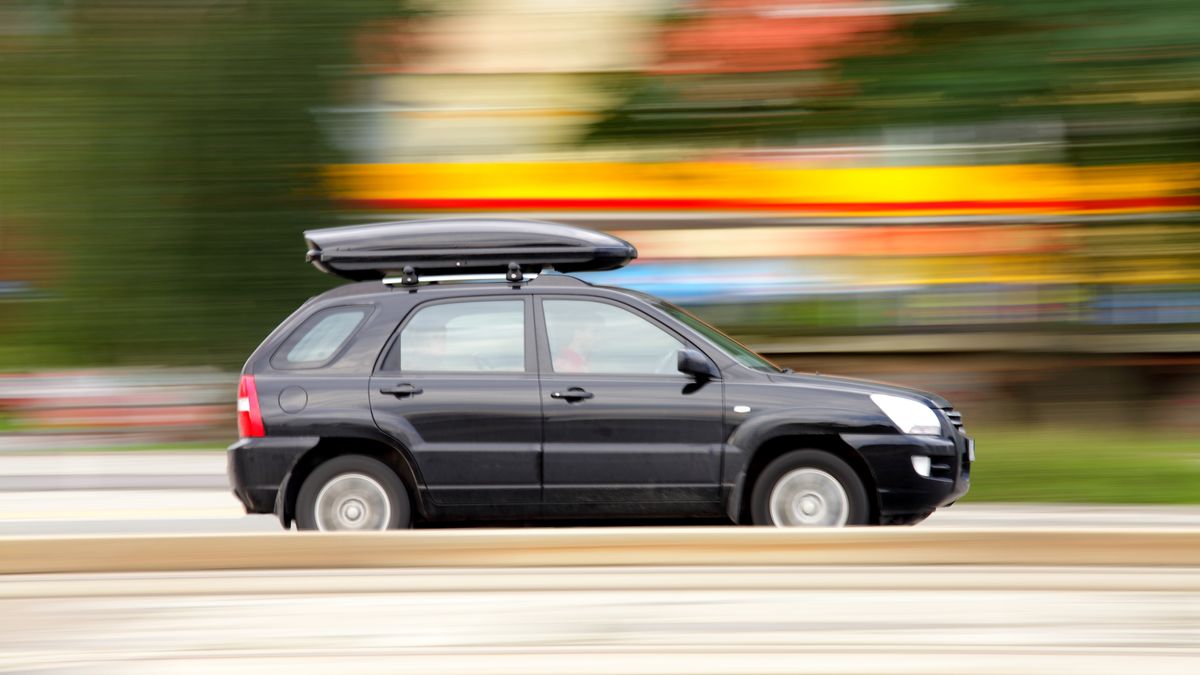 Samochód z bagażnikiem dachowym.