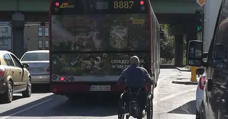 Ochota. Niepełnosprawny jedzie środkiem ruchliwej ulicy przy Dworcu Zachodnim