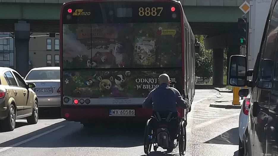 Rondo Zesłańców Syberyjskich, początek piątkowych godzin szczytu i niepełnosprawny na środku ruchliwego ronda, fot. Robert