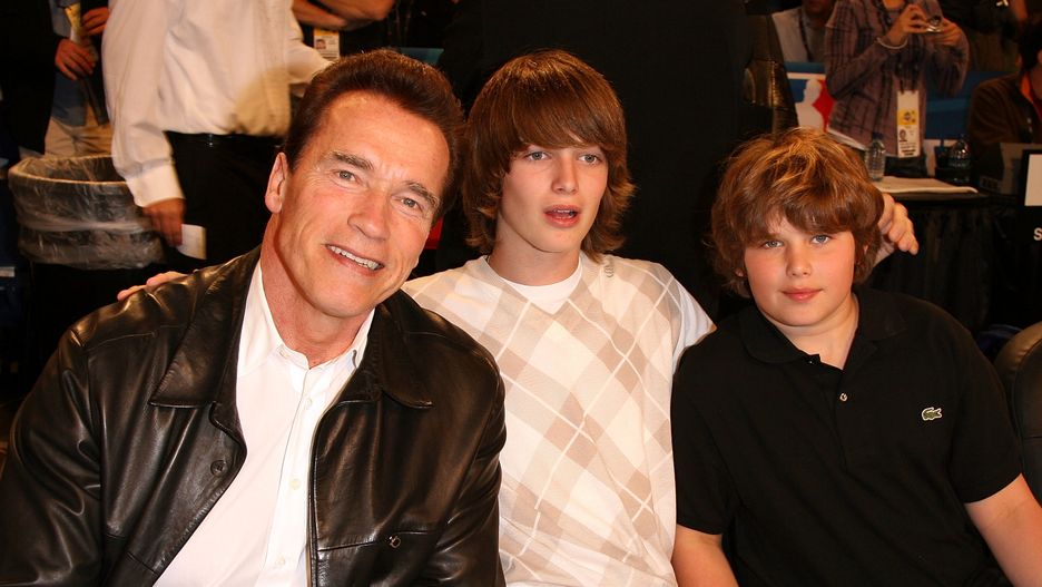 Arnold Schwarzenegger z synami Patrickiem i Christopherem na meczu w 2008 r.