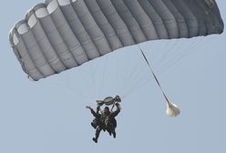 Spadochroniarz spadł na ziemię. Wypadek w Pile