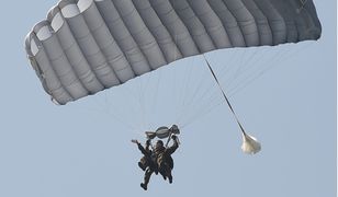 Spadochroniarz spadł na ziemię. Wypadek w Pile