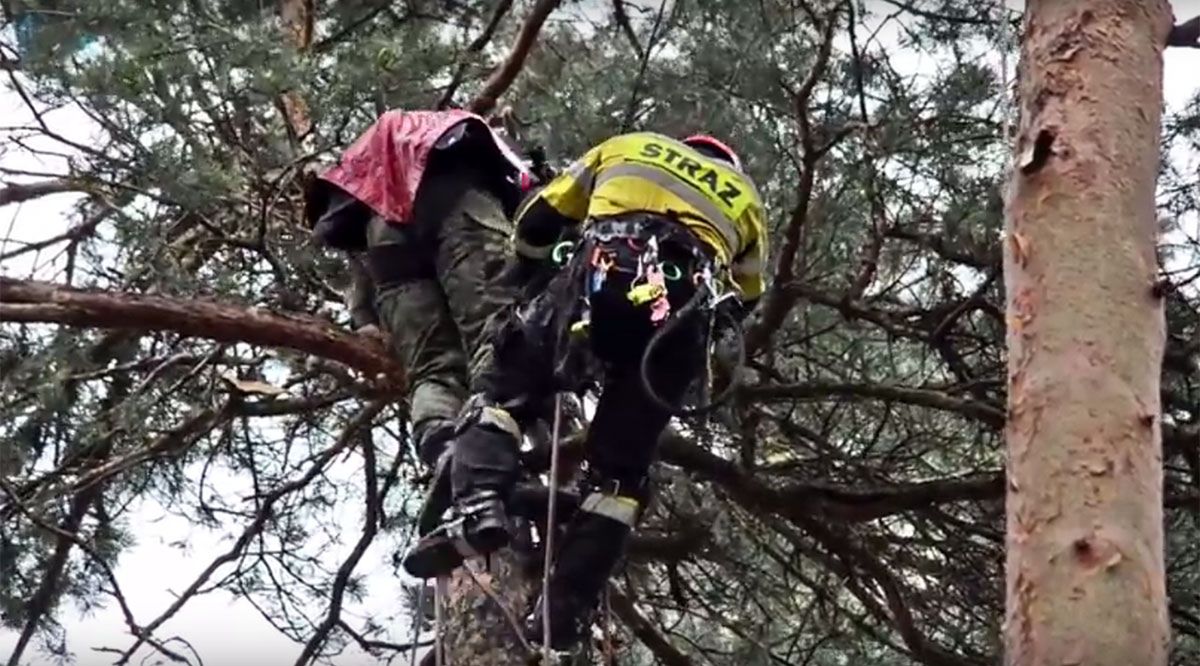 Spadochroniarz nie trafił w lotnisko. Akcja służb w Rybniku