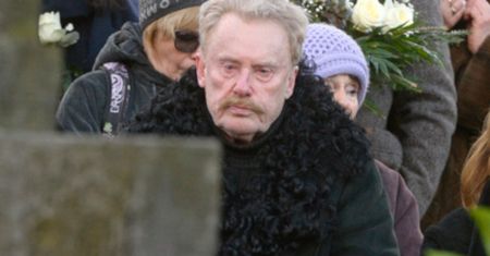 Daniel Olbrychski zrobił sobie zdjęcie nad grobem żony. "To nie miejsce na lans"