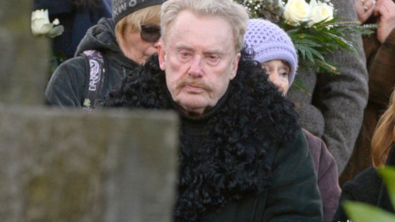 Daniel Olbrychski skrytykowany za zdjęcie na cmentarzu