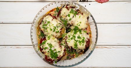 Ziemniaki pieczone z salami i sosem pomidorowym pod serową kołderką