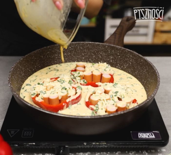 Omlet z papryką i parówkami - Pyszności